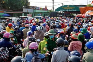 節假日吉萊渡口嚴重堵塞。