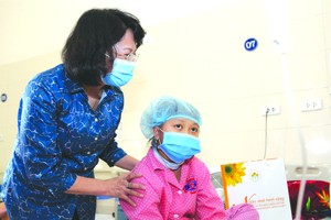 國家副主席鄧氏玉盛看望Ｋ醫院