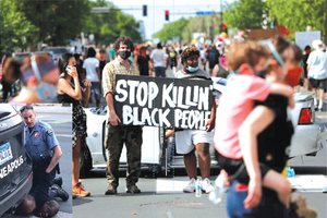 民眾上街抗議警察暴力執法。一名美黑人被警察跪壓致死（小圖）。