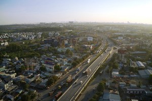 平陽省苡安市新萬高架橋（毗鄰本市第九郡）是環市三路幹線中的重要交通樞紐。