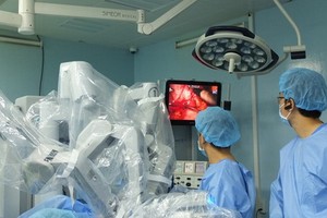 平民醫院以機器人施行手術。