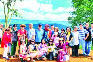 Bayon旅行社的遊客參觀大同旅遊景點。