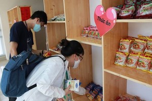 市醫藥大學共青團成立的“分享角落”。