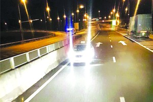 連日來，在臉書社交網站出現一段逾10秒鐘長，記錄一輛計程車在高速公路上逆向行駛的視頻。