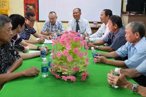 鵝貢市華人在福州公所與本報工作團交流。