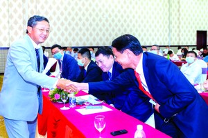 平定省經濟區與各工業區管委會常務副主任潘曰雄（左一）歡迎中資企業到中部投資。