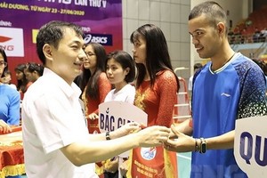 組委會代表向各參賽隊伍頒發錦旗。