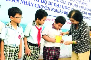 原國家副主席張美華頒助學金給學生。