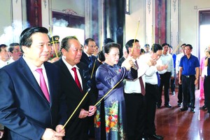 國會主席阮氏金銀出席原國家代主席、原國會主席阮友壽同志誕辰110週年紀念儀式。