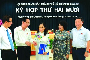 市人民議會領導與各代表交談。