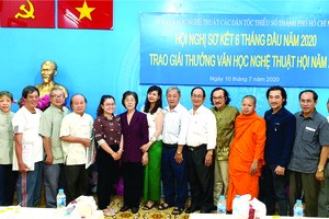 劉金華主席與各位代表及獲獎者合影。 