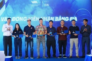 拿到賽車駕照的 運動員。