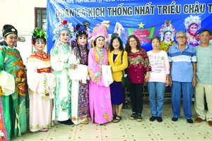 　　張四妹主任(右四)與市統一潮劇團團長 陳映詩、優秀藝人林寶珊、王桂華、藝人劉 碧虹、錢美鳳合照。