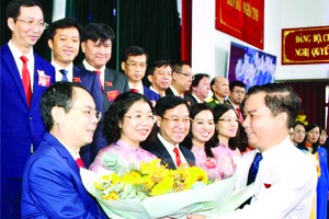 市委組織處副主任摩春越(右) 祝賀第五郡郡委書記阮文孝。