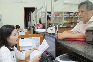 民眾在社保機關一站式服務窗口諮詢手續。