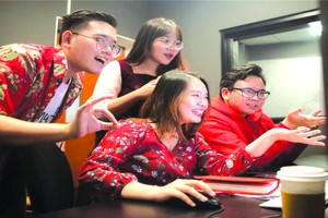 小組各成員配合作曲。