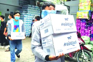 　　志願青年搬運飲料、應用品為考生接力 活動作準備。