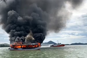 富國島遊船在海盜島失火