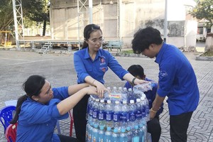 共青團員用塑料空瓶製做垃圾桶。