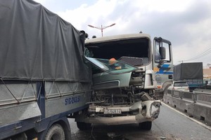 守德高架橋３車追尾致交通堵塞