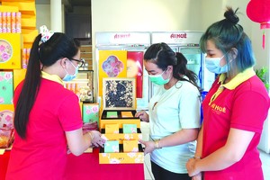 愛華餅家員工向顧客介紹月餅。 