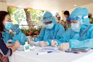 從峴港市回來後民眾申報健康及做快速檢測。