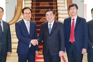 黨中央委員、市人委會主席阮成鋒日前會見越南三星組合總經理崔周湖。