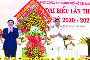 市人委會主席阮成鋒向市公安廳送花祝賀。