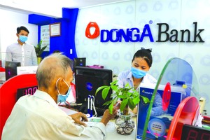 貧困戶代表在銀行領取補助金。