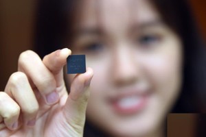 工作人員展示“動芯DX-T501”。