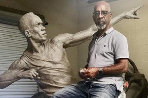 博爾特和他的雕像。