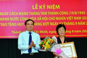 　　市各民族文學藝術協會主席劉金華 榮獲55年黨齡紀念章。