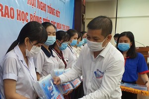 　　天龍集團行銷部經理鄭文豪 頒發助學金給學生。