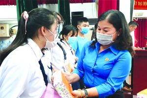 值新學年來臨，為鼓勵清貧的勞工子弟努力向學，第五郡勞動聯團昨(4)日上午舉行2020-2021學年阮德景獎助學金頒發儀式。