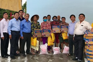 崇正會館與慈善會館各負責人向窮人發送禮物。