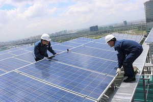 技術員正在安裝屋頂太陽能光電系統。
