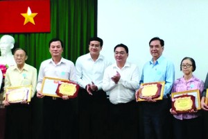 　　人民藝人張漢明(左一)，華人幹部王沛川 (左二)、朱杞文(右三)獲表彰。