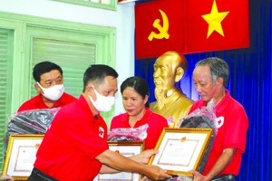 　　市防範災禍與急救培訓中心主任陳文俊 向模範個人頒發獎狀。