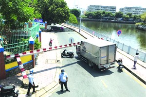 卡車撞倒黃花探橋下限制高度欄杆