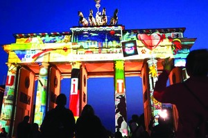 人們在勃蘭登堡門前參觀。