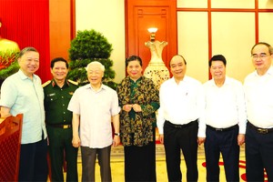  各領導和代表出席會議。