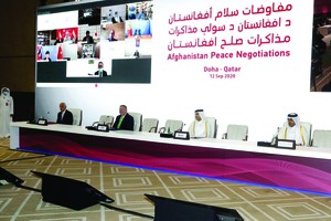 美特使、美國務卿、卡塔爾外長以及卡塔爾外長出席阿富汗和談（左起）。