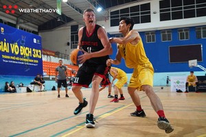 擁有外籍球員的第二郡隊（深色）奪得U19年齡組冠軍。