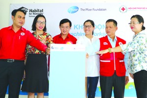 　　各級紅十字會領導及贊助單位代表一起 按燈啟動項目。