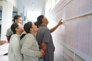 乘客在西貢車站購票。