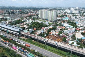 長壽坊毗鄰河內公路和濱城-仙泉地鐵線。