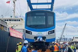 運抵本市的地鐵1號線3列車廂。