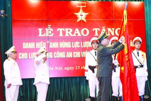 在儀式上，受國家主席委託，蘇霖大將向“支援南方戰場公安力量”頒授 “人民武裝力量英雄”稱號。