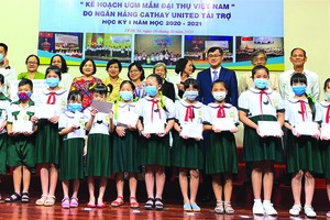 頒贈 800 份助學金予清貧學子