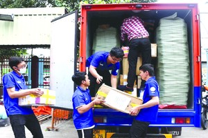 近 20 噸物品移交中部災民